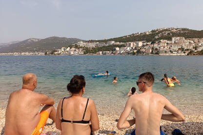 Ljudi se kupaju i sunčaju u Jadranskom moru. Ljetni odmor. Na plaži u Neumu. Bosna i Hercegovina.