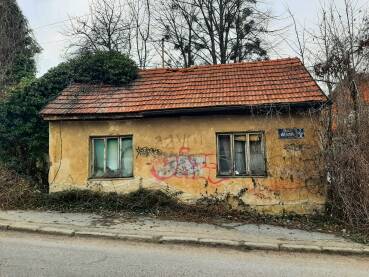 Napuštena kuća Stara, napuštena kuća. Kuća sa polupanim prozorima kraj ceste.