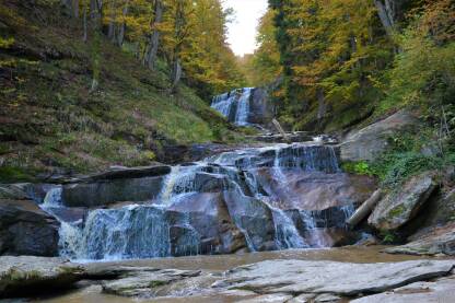 Slapovi kozice Zbog svoje nepristupačnosti, slapovi Kozice su slabo poznat lokalitet i veoma malo poznata destinacija, a ima se šta vidjeti i doživjeti. Ovaj prirodni dragulj nalazi se 10-ak kilometara od Fojnice.
