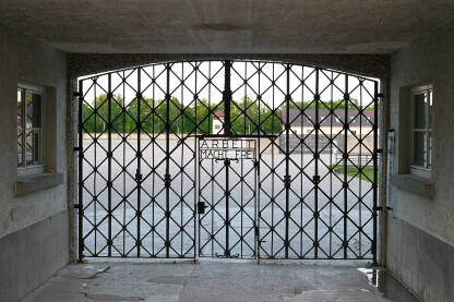 Ulazna kapija nacističkog koncentracionog logora Dachau, Nemačka. Ulazna kapija nacističkog koncentracionog logora Dachau, Nemačka. Kapija u kamp sa natpisom "Arbeit macht frei" (prevod: rad vas oslobađa).