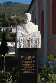Bista Ivo Andrić Mermerna bista Ive Andrića ispred katoličke crkve u Travniku