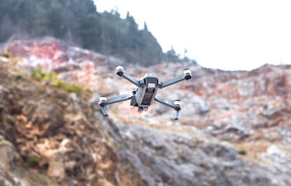 Dron na snimanju Dron fotografiše i snima u prirodi iz zraka.