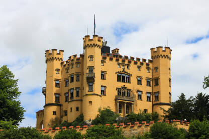 Hohenschwangau dvorac, Schwangau Dvorac Hohenschwangau izgrađen je u neogotičkom stilu. Godine 1832. prijestolonasljednik Maximilian preuzeo je dvorac i dao ga preurediti u palaču. Nalazi se u općini Schwangau u Bavarskoj (Njemačka).