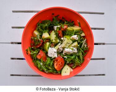 Svježa salata Salata sa voćem, povrćem i sirom. Vegetarijanski obrok.