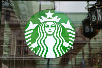 Starbucks, lanac kafića. Starbucks natpis ispred kafića. Logo Starbucksa. Američki lanac kafića.
