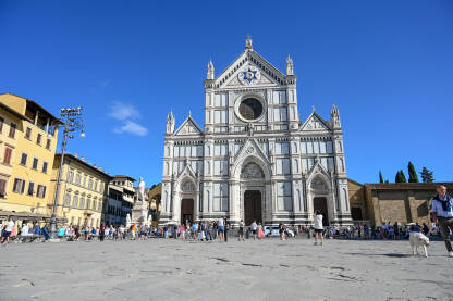 Firenca, Italija: Bazilika Santa Croce. Firenca, Italija: Bazilika Santa Croce u Firenci. Ljudi hodaju trgom. Turisti istražuju grad.