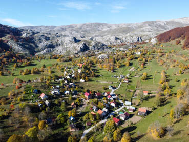 Planina Bjelašnica u jesen Planina Bjelašnica u jesen. Sela na planini. Priroda.