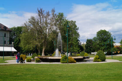 Veliki park Ilidža Fontala i zelenena površina u velikom parku na Ilidzi sa šetačima.