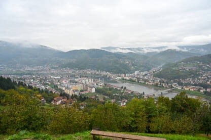 Goražde, Bosna i Hercegovina, snimak dronom. Goražde, Bosna i Hercegovina, snimak dronom iz zraka. Rijeka Drina i grad Goražde