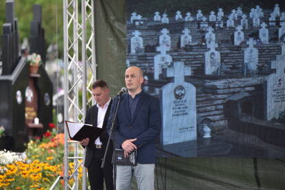 Ognjen Kandić, obilježavanje stradanja Srba u Srednjem Podrinju i Birču u Bratuncu, 31 godina Obilježavanje stradanja Srba u Srednjem Podrinju i Birču u Bratuncu, 31 godina, 1. juli 2023. godina.
Stihove govori pjesnik Ognjen Kandić.
