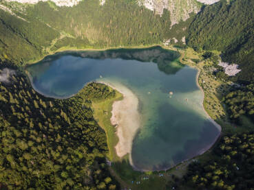 Trnovačko jezero Trnovačko jezero, planina Maglić, Crna Gora. Jezero u obliku srca, pogled dronom iz zraka.
