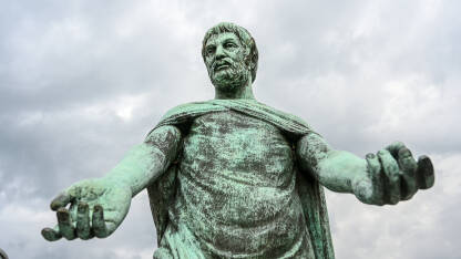 Skoplje, Severna Makedonija: Statue na mostu u centru grada. Skoplje, Severna Makedonija: Statue na mostu u centru grada. Bronzane skulpture.