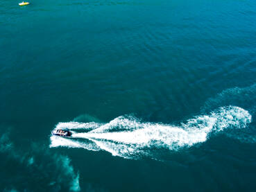 Turisti se voze na vodenom skuteru, snimak dronom.  Ljudi se zabavljaju na moru. Vodeni skuter na moru.