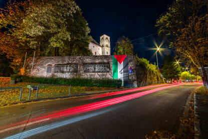 Zastava Palestine, Bihać Zastava Palestine u znak podrške Palestini na Bihaćkom bedemu sa crkvom Sv. Antuna u pozadini.