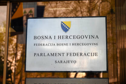 Parlament FBiH Parlament Federacije Bosne i Hercegovine. Tabla sa natpisom Parlament FBiH, Sarajevo.