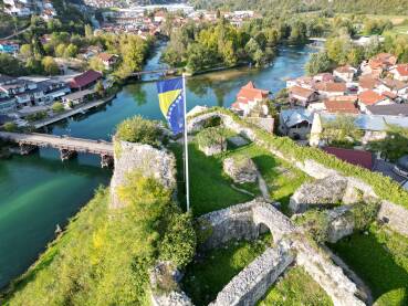 Tvrđava Pset u Bosanskoj Krupi Pogled na rijeku Unu iznad tvrđave Pset koja se nalazi u centru Bosanske Krupe