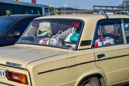 Izbjeglice iz Ukrajine Automobil iz Ukrajine prepun stvari. Ljudi iz Ukrajine bježe od rata u susjednu Poljsku.