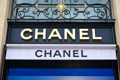 Chanel logo ispred luksuzne radnje. Chanel logo ispred luksuzne radnje. Francuska luksuzna modna kuća koju je osnovala Coco Chanel. Beauty butik.