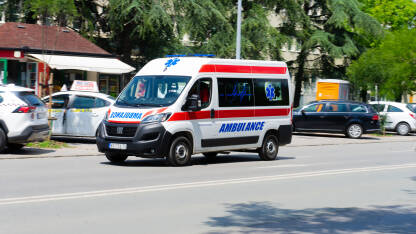 Ambulantno vozilo, Klinički centar Vojvodine kombi hitne pomoći u pokretu