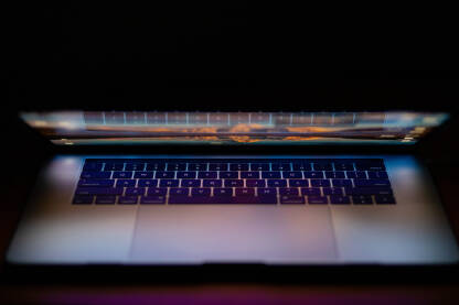 Laptop na radnom stolu Laptop sa upaljenim ekranom na radnom stolu