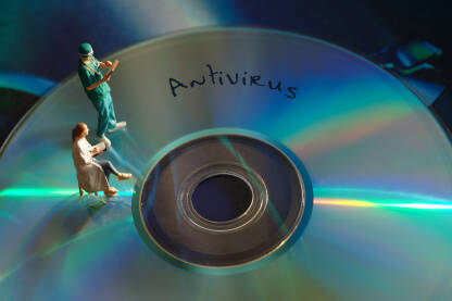 Compact Disk sa nazivom Antivirus i figuricama doktora.