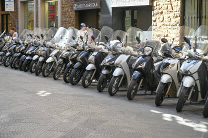 Mnogo motocikla na parkingu. Mnogo motocikla parkiranih u gradu. Parking za motocikle.