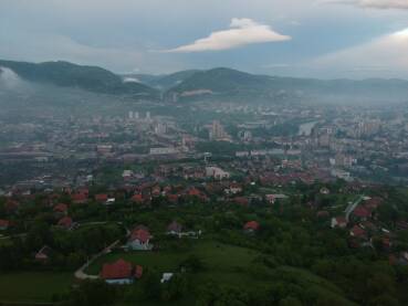 Zenica Zenica, Bosna i Hercegovina, pogled sa uzvišenja Zmajevac ka gradu, snimak dronom.