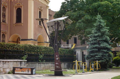Solarno stablo, obnovljivih izvora električne energije Solarno stablo sa klupomu na Trgu oslobođenja Alija Izetbegović u Sarajevu ispred Saborne crkve.