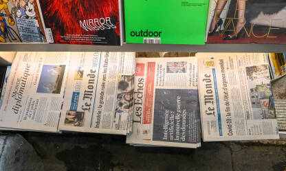 Štampa u Francuskoj. Monde diplomatique, Le Monde, Les Echos Pariz, Francuska: Dnevne i sedmične novine na kiosku. Časopisi izloženi u radnji, krupni plan. Štampa u Francuskoj.