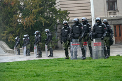 Policajci za šlemovima i štitovima, spremni za razbijanje studentskih protesta, 15. marta 2025. u Beogradu.