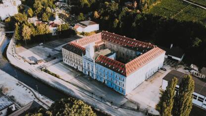 Katolički školski centar Petar Barbarić Katolički školski centar Petar Barbarić Travnik iz zraka