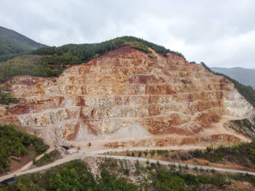 Kamenolom u prirodi, snimak dronom. Vađenje kamena iz brda.