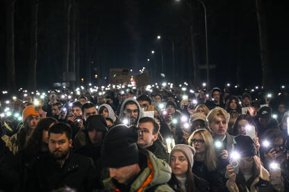 Banja Luka, BiH: Grupa studenata na protestima. Ljudi sa svjetlima na mobitelima. Banja Luka, BiH, 08.02.2025.: Grupa studenata na protestima. Ljudi sa svjetlima na mobitelima. Skup solidarnosti sa žrtvama iz Novog Sada i Donje Jablanice. Studentski protesti.