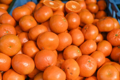 Mandarine na pijaci, krupni plan. Kutije pune zrelih mandarina na prodaju na pijaci. Svježe voće u prodavnici.