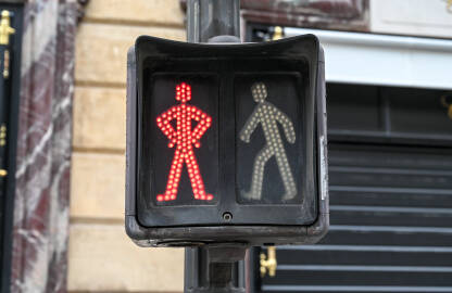 Crveno svjetlo za pješake na semaforu. Crveno svjetlo za pješake na semaforu. Svjetlosna signalizacija.