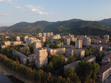 Rijeka Bosna i bulevar u Zenici Naselje Jalija, bulevar i rijeka Bosna snimljeni iz zraka.