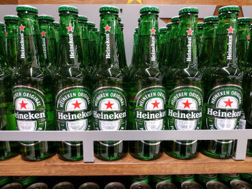 Boce Heineken piva na policama supermarketa. Boce Heineken piva na policama supermarketa.
