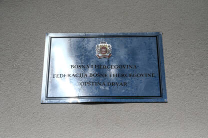 Tabla sa natpisom na ulazu u opštinu Drvar. Tabla sa natpisom na ulazu u opštinu Drvar. Gradska i opštinska uprava Drvara.