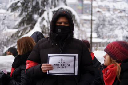 Femicid, muškarac na protestu drži natpis "Koja je cijena života" Protest zbog niskih kazni za ubistvo žene. Muškarac protestuje zbog femicida.
Fotografija besplatna za medijsku upotrebu, komercijalno korištenje zabranjeno.
Autorka: Alma Hasanović