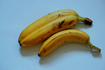 Dvije banane izolovane na svijetloj podlozi
