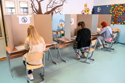 Birači na dan izbora. Građani glasaju.  Ljudi izlaze na izbore. Predsjednički i parlamentarni izbori.