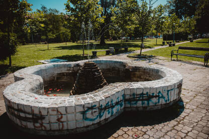 Fontana u parku Fontana išarana grafitima u parku