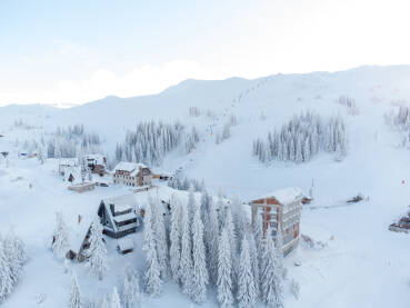 Jahorina tokom skijaške sezone Vikendice i turistički objekti na planini zimi. Snimak dronom planine pod snijegom. Jahorina, BiH.