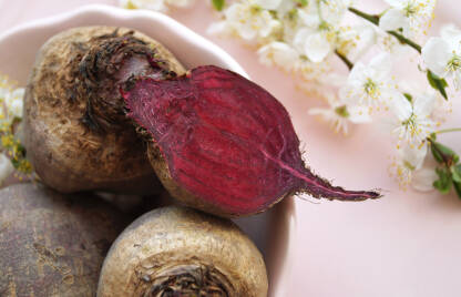 Sviježa cvekla na stolu