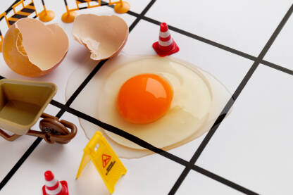 Ilustracija jaje razbijeno na pločicama sa predmetima za označavanje radova.