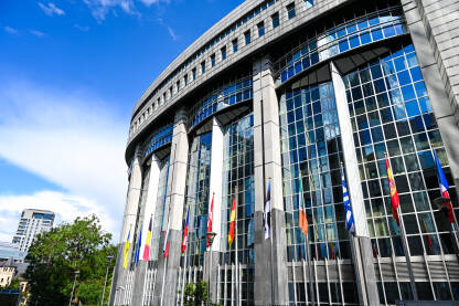 Zgrada Evropskog parlamenta Brisel: Zgrada Evropskog parlamenta. Zastave zemalja članica EU ispred parlamenta. Institucije Evropske unije u Bruxellesu.