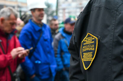Policija na protestu rudara Policajac ispred rudara na protestu. Rudari u štrajku. Policija Federacije BiH.
