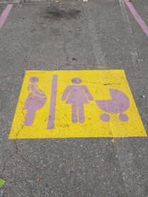 Besplatno parking mjesto za trudnice i majke sa malom djecom; roze parking;