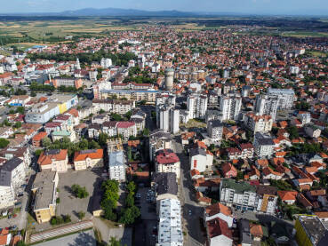 Bijeljina, Bosna i Hercegovina, snimak dronom. Bijeljina, Bosna i Hercegovina, snimak dronom. Bijeljina je grad i centar Semberije.