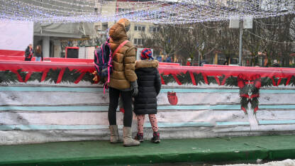 Majka sa djetetom u gradu. Majka sa djetetom u gradu. Samohrani roditelj.